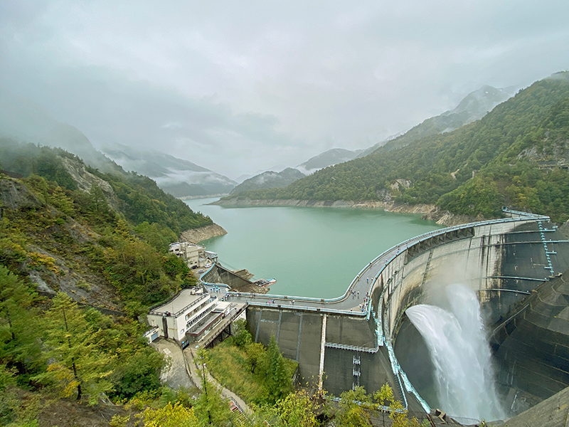 霧の中の黒部ダム