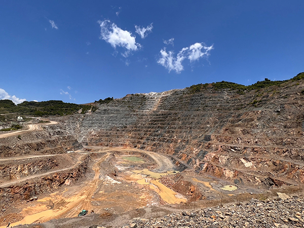 セメント製造に欠かせない石灰石鉱山